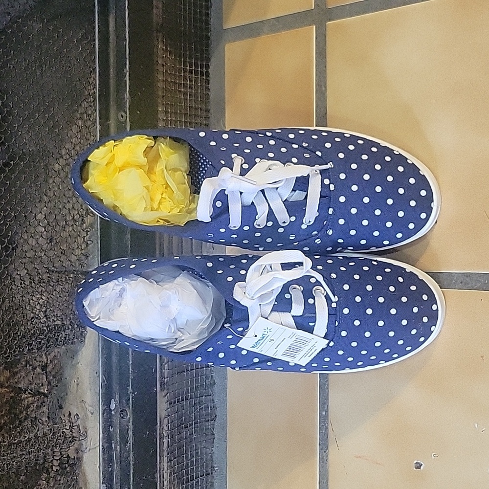 Cute walmart brand shoe Color navy blue white. Size 10